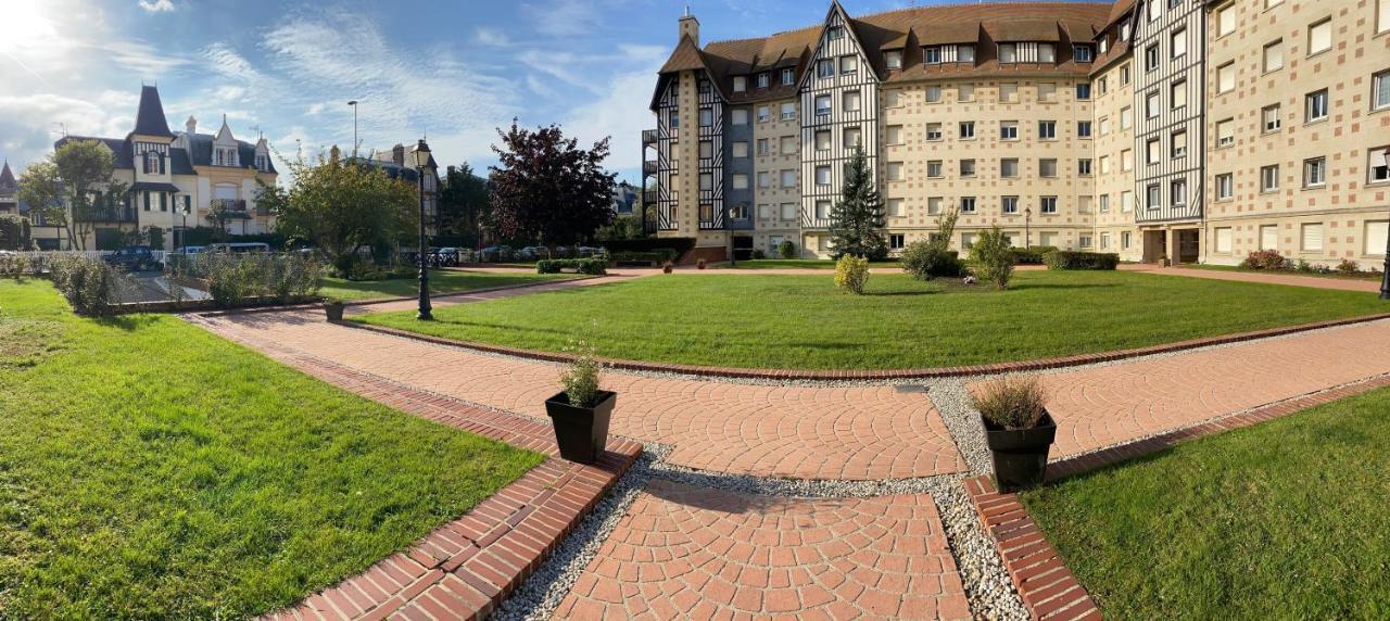 Le Deauvillais Deauville Exteriör bild