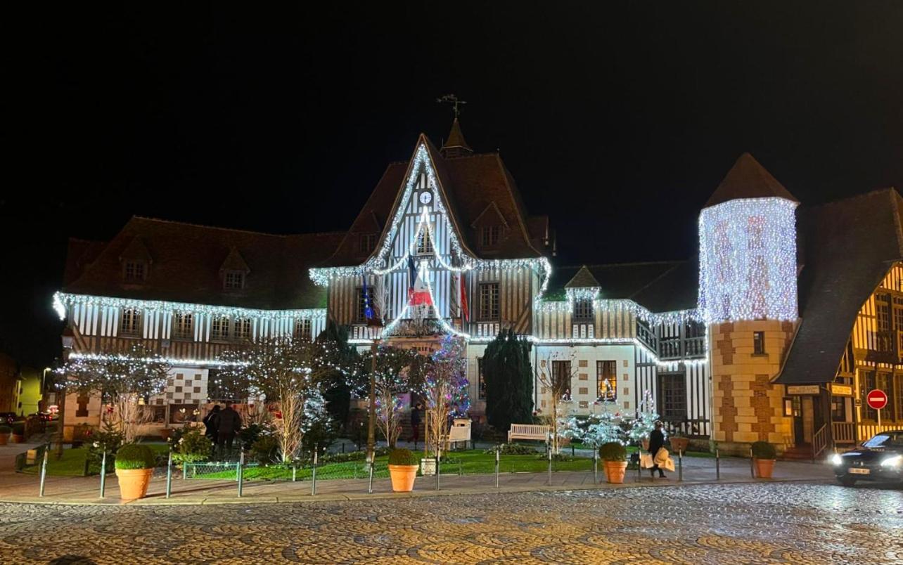 Le Deauvillais Deauville Exteriör bild