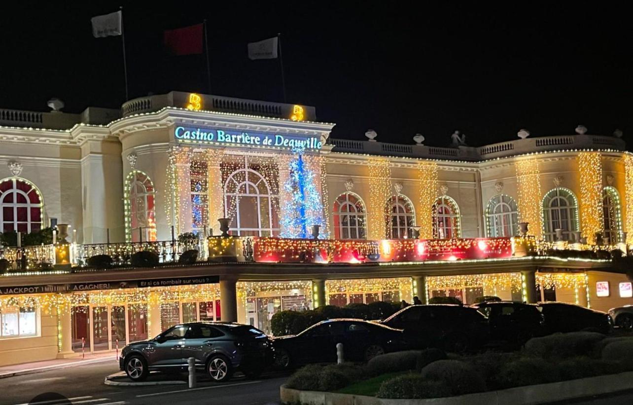 Le Deauvillais Deauville Exteriör bild